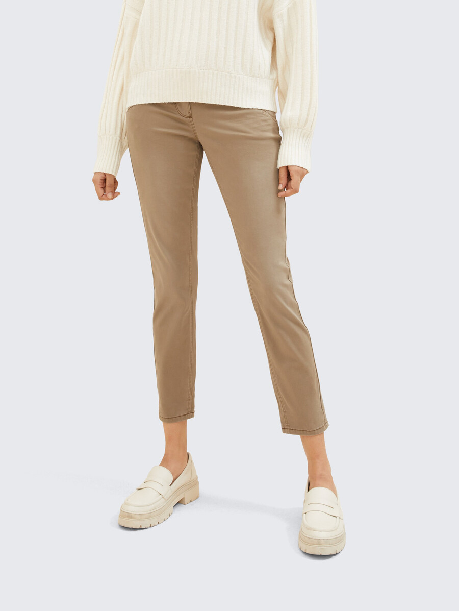 pantalones relajados y cónicos