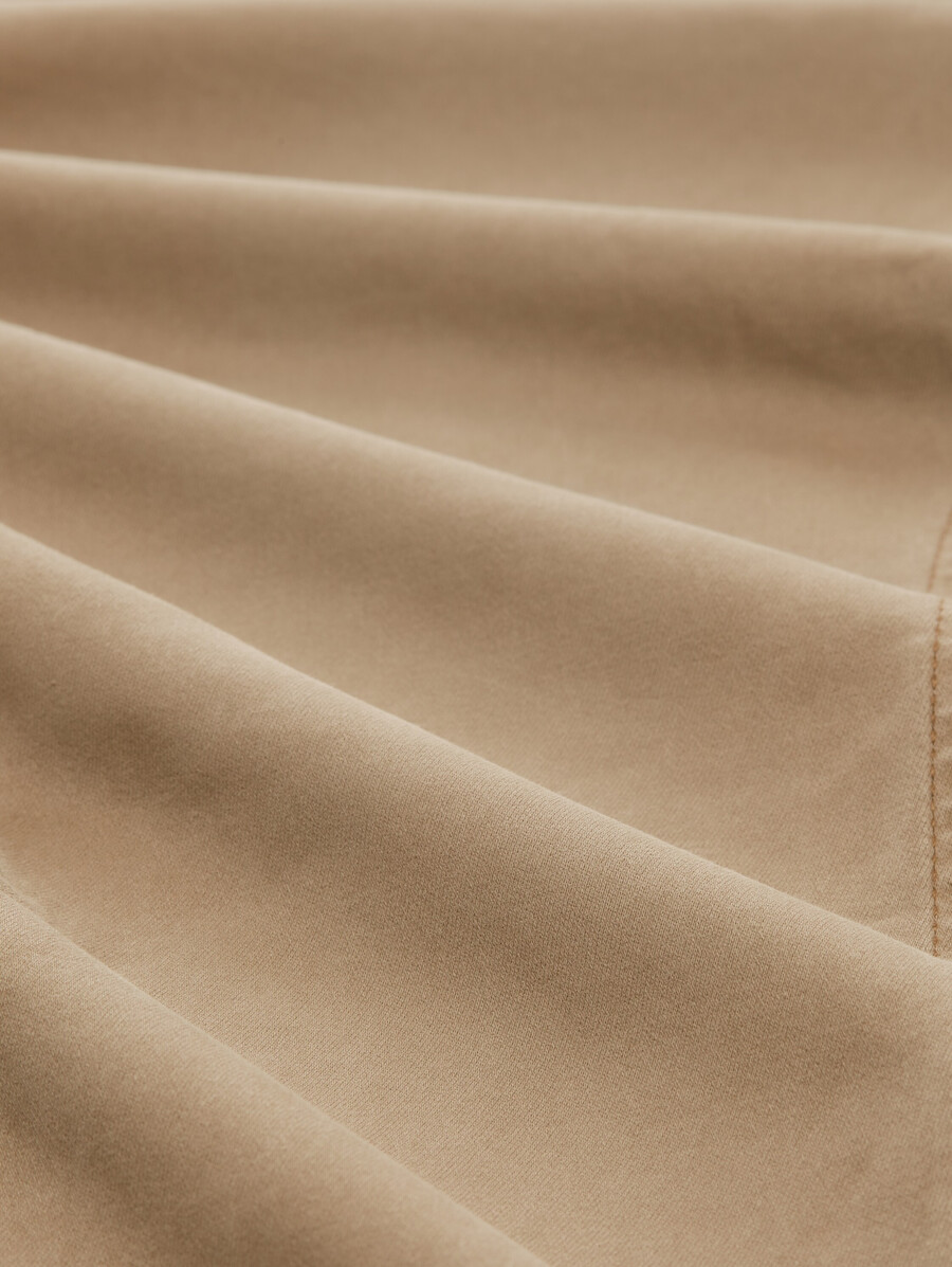 pantalones relajados y cónicos