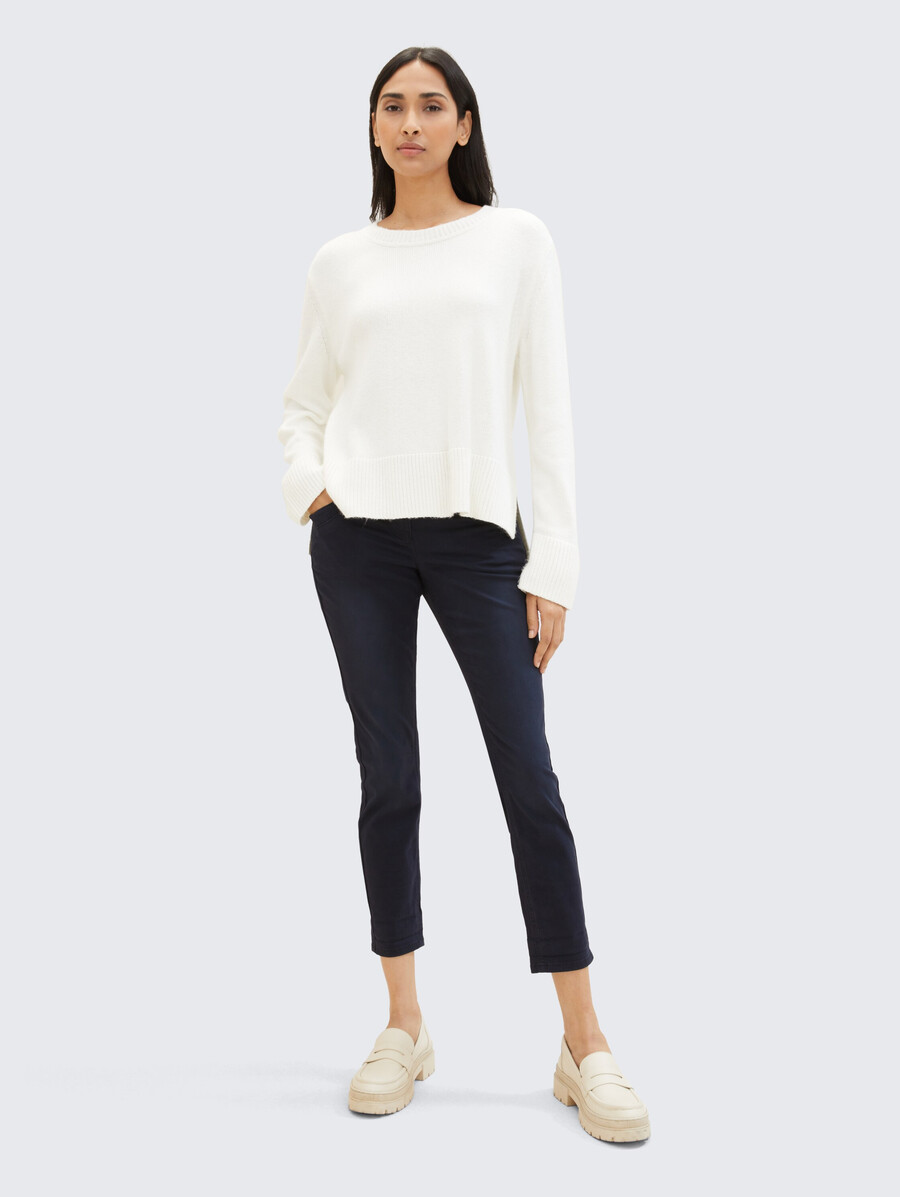 pantalones relajados y cónicos
