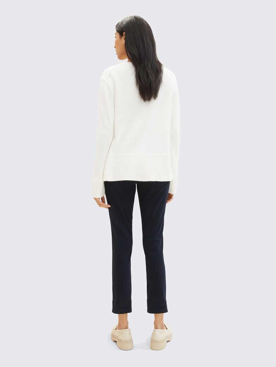 pantalones relajados y cónicos