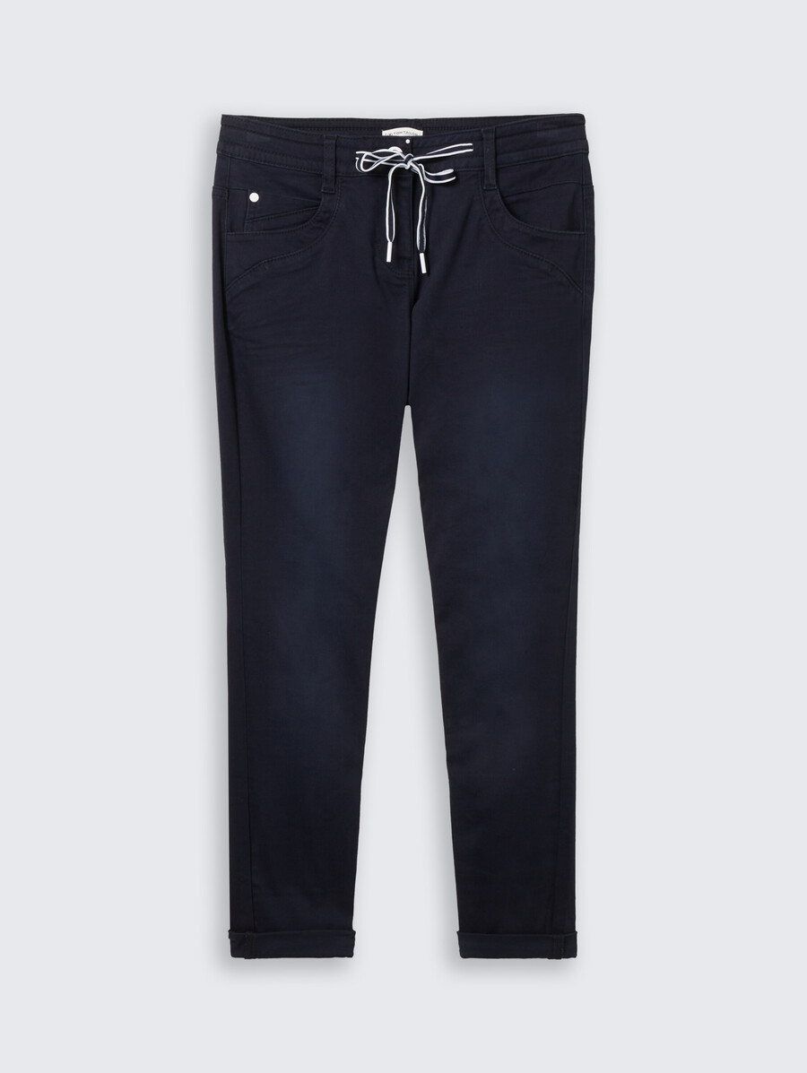 pantalones relajados y cónicos