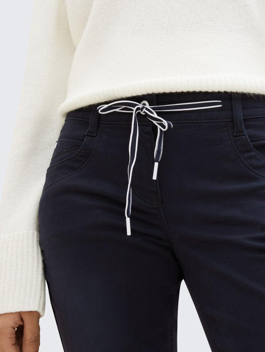 pantalones relajados y cónicos