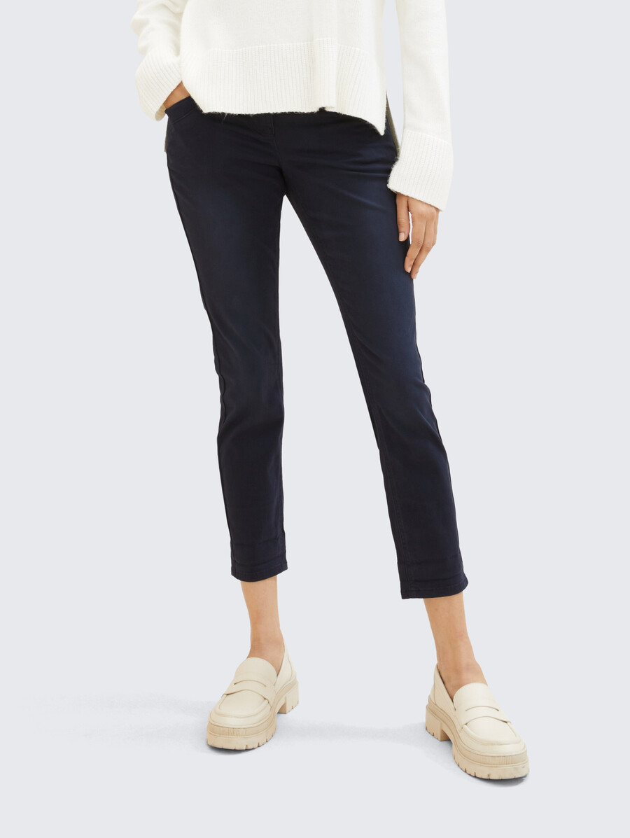 pantalones relajados y cónicos