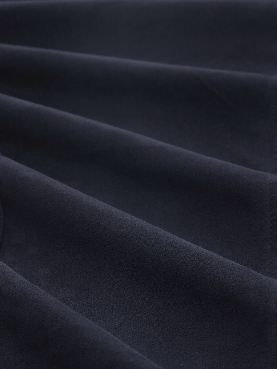 pantalones relajados y cónicos