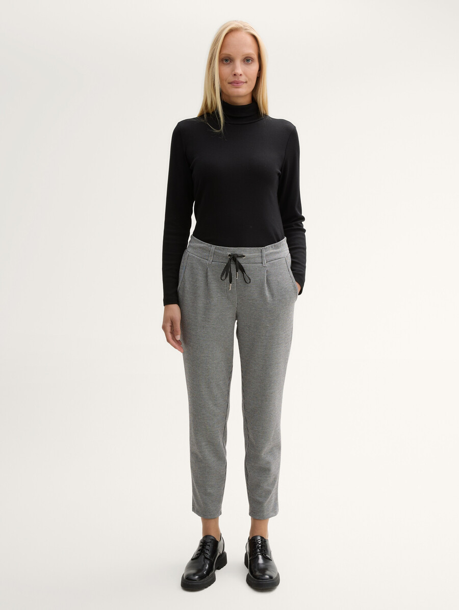 pantalones holgados y recortados