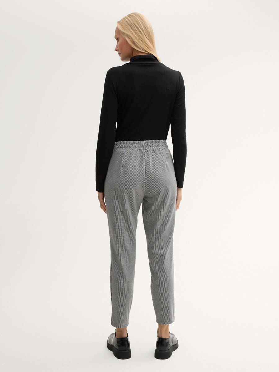 pantalones holgados y recortados