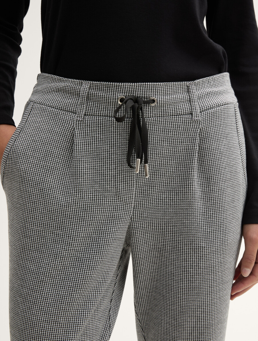 pantalones holgados y recortados