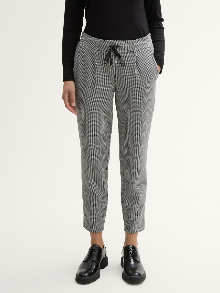 pantalones holgados y recortados
