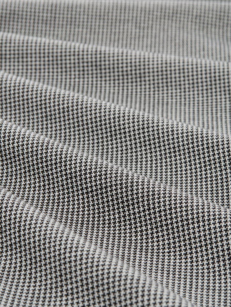 pantalones holgados y recortados