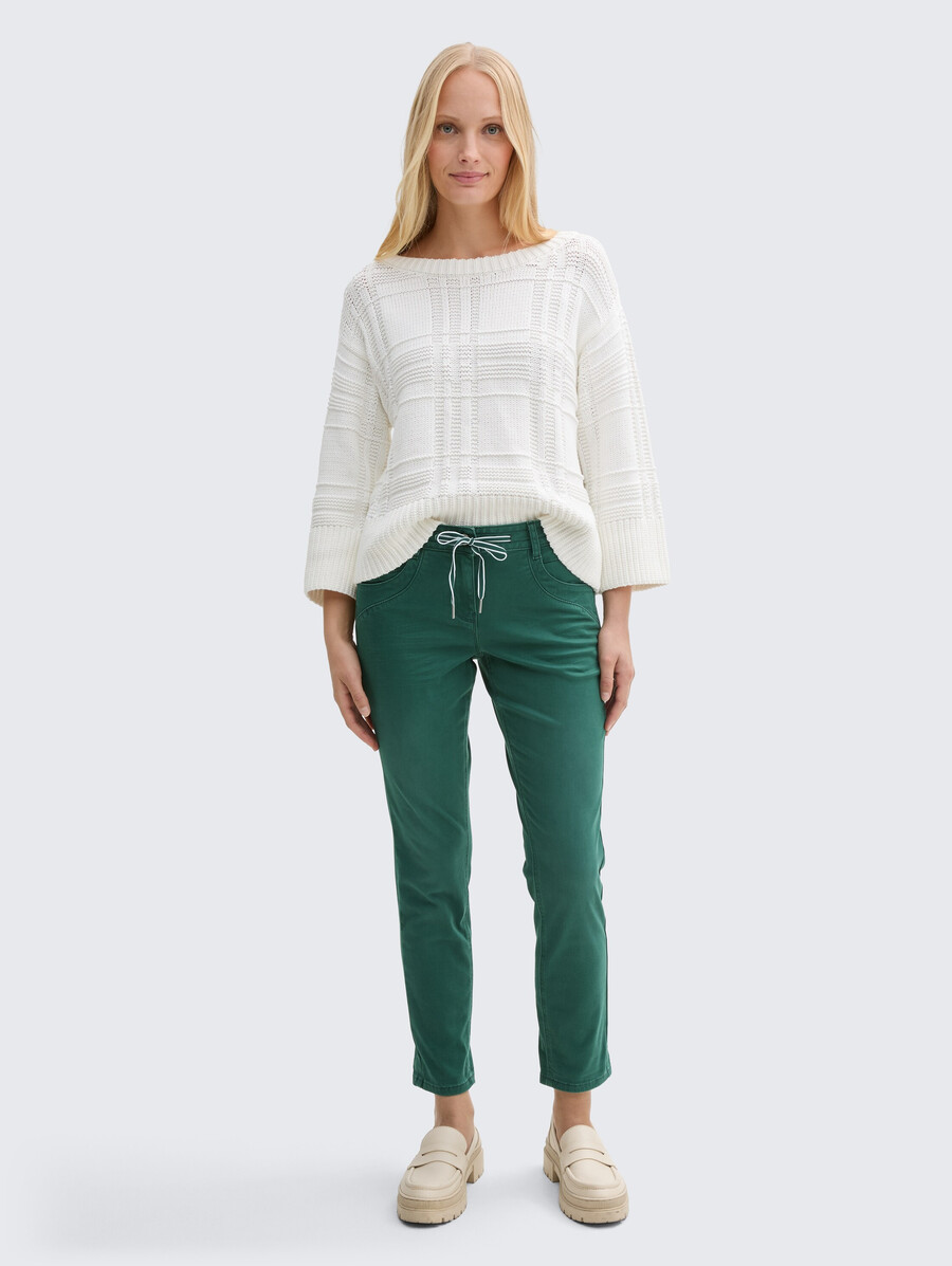 pantalones relajados y cónicos