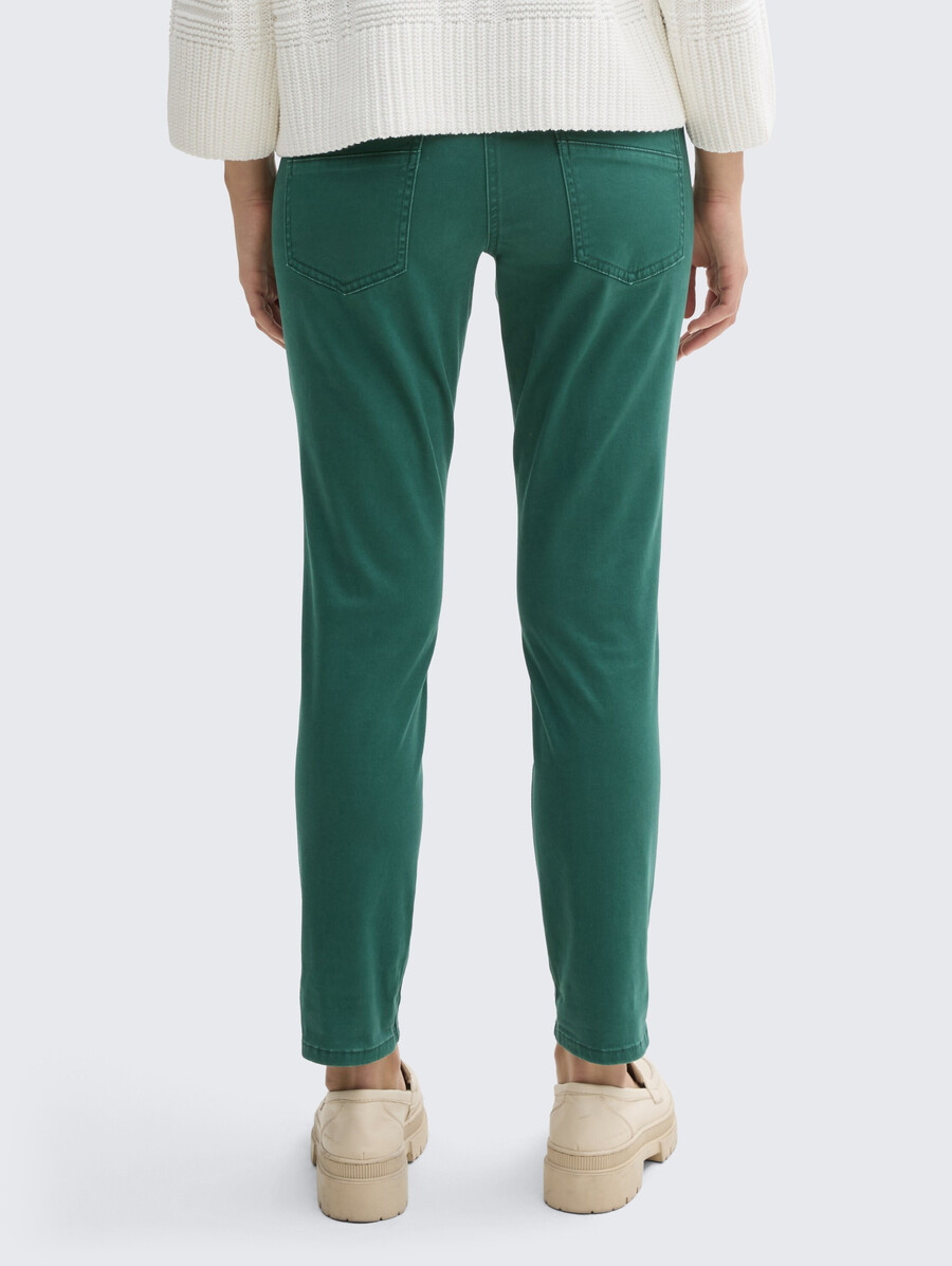 pantalones relajados y cónicos