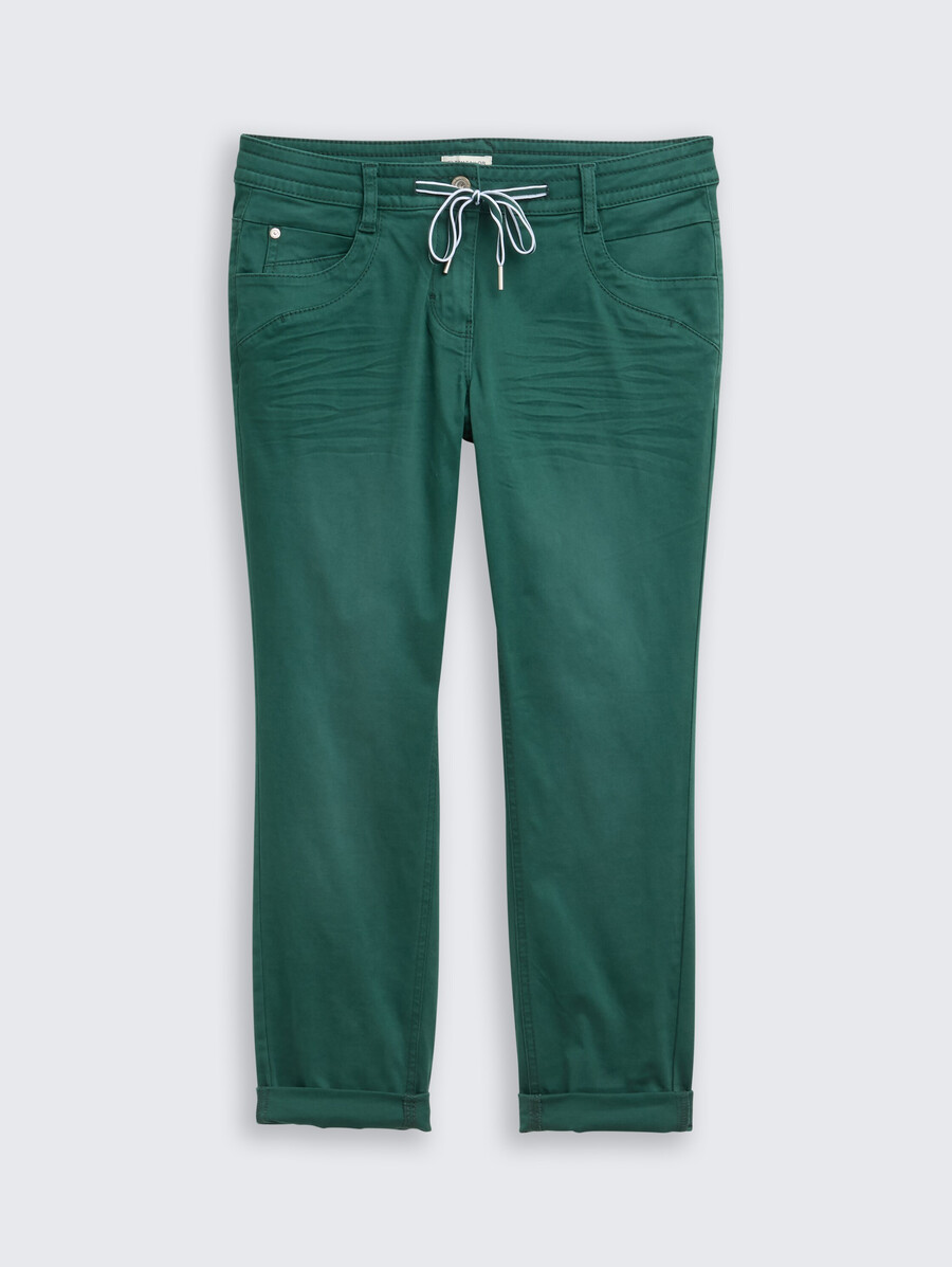 pantalones relajados y cónicos