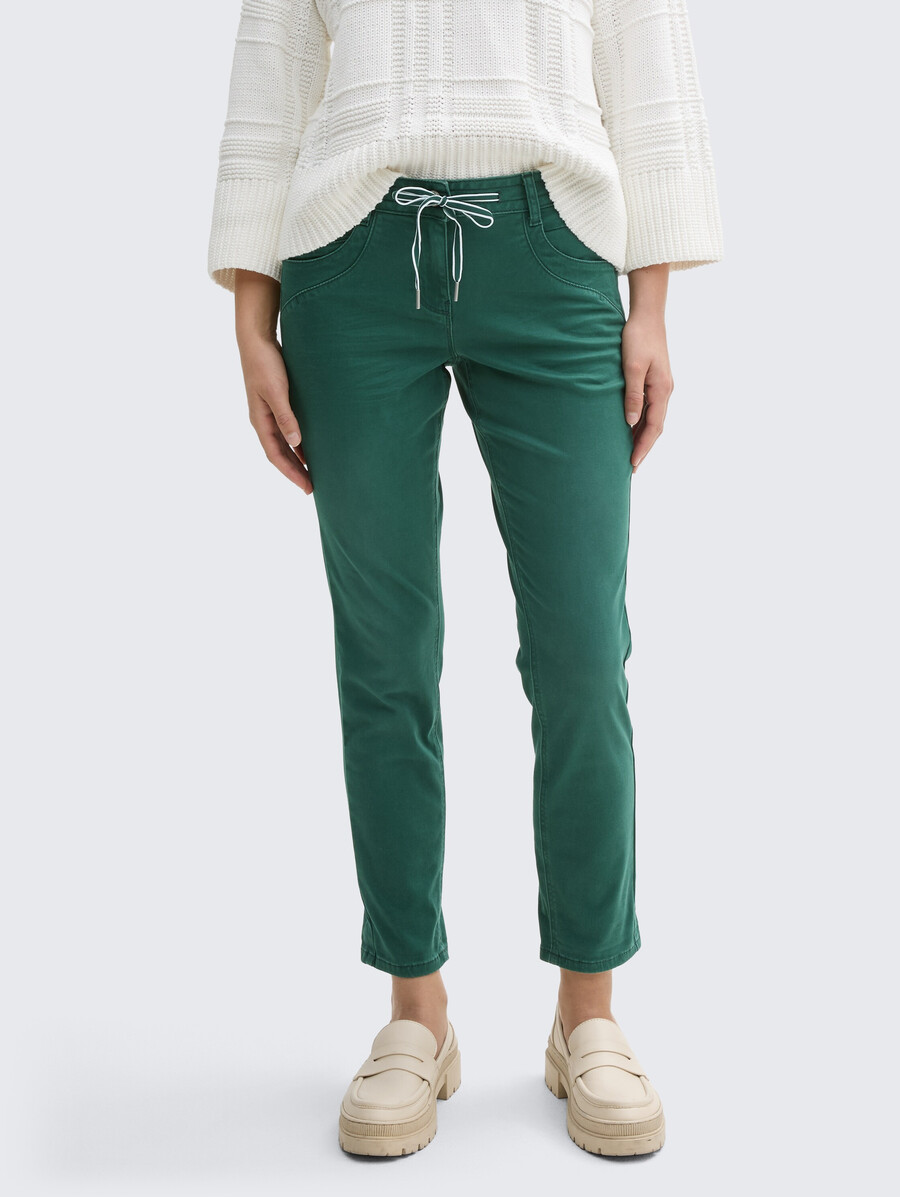 pantalones relajados y cónicos