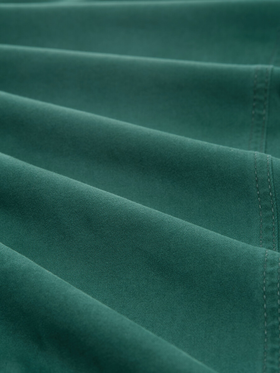 pantalones relajados y cónicos