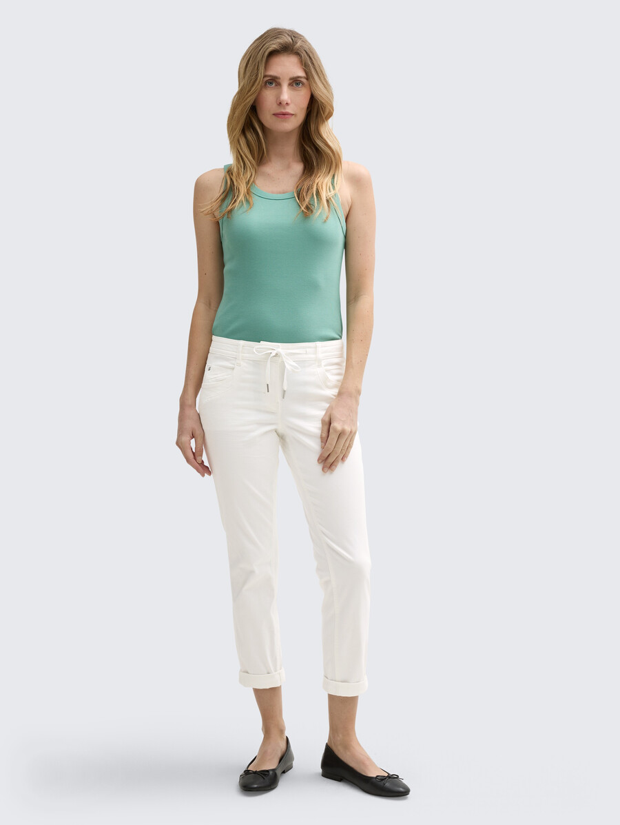 pantalones relajados y cónicos