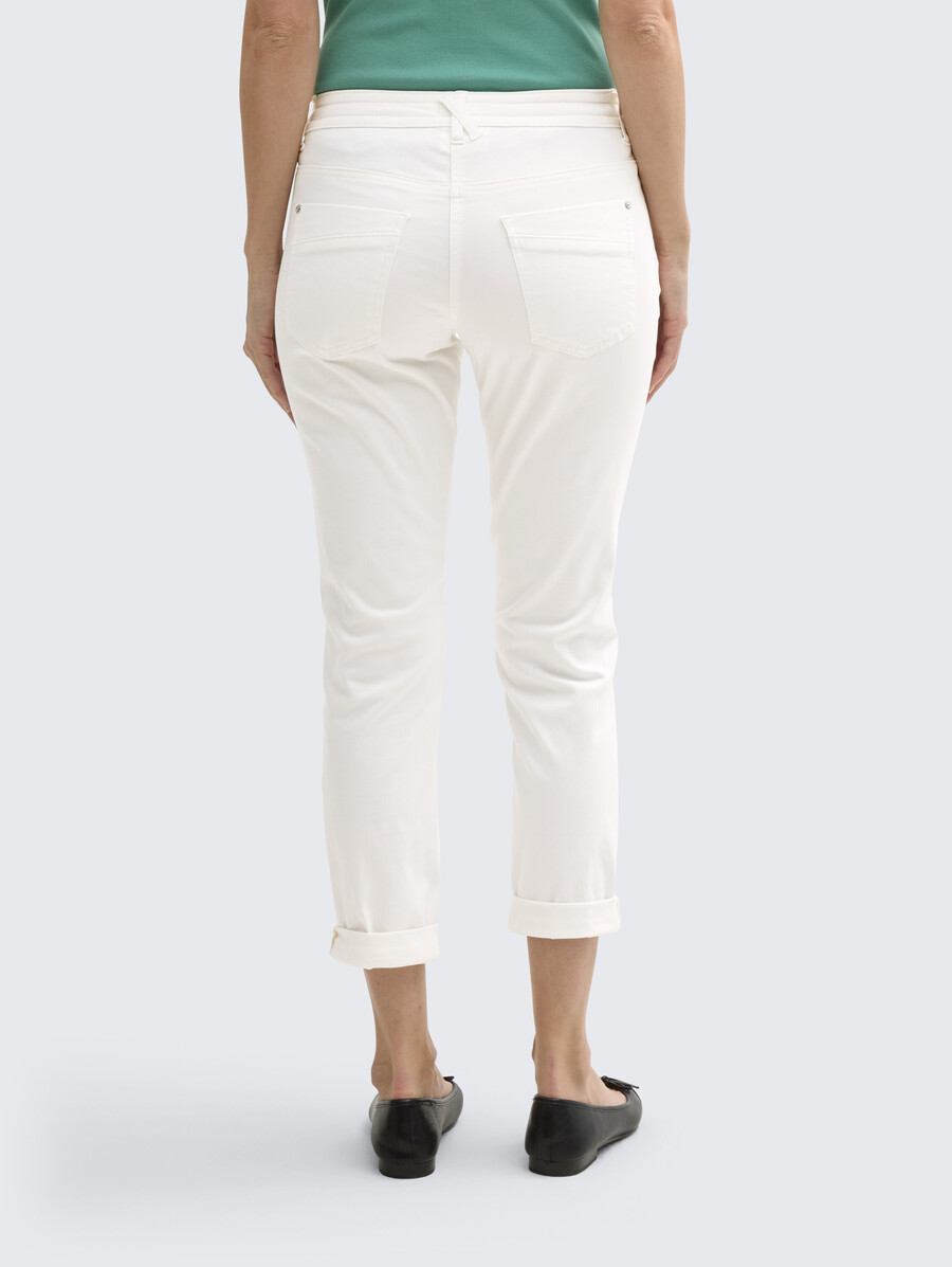 pantalones relajados y cónicos