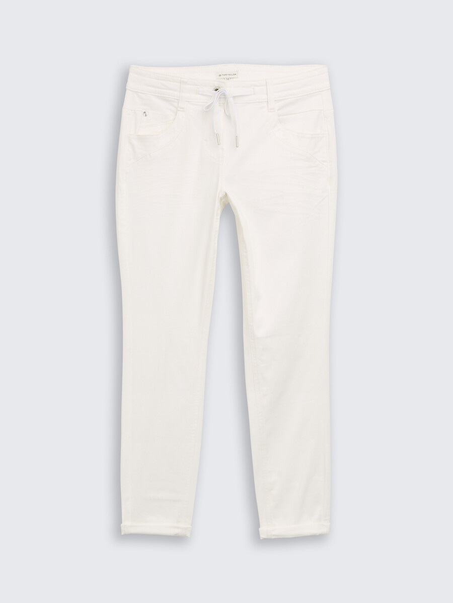 pantalones relajados y cónicos