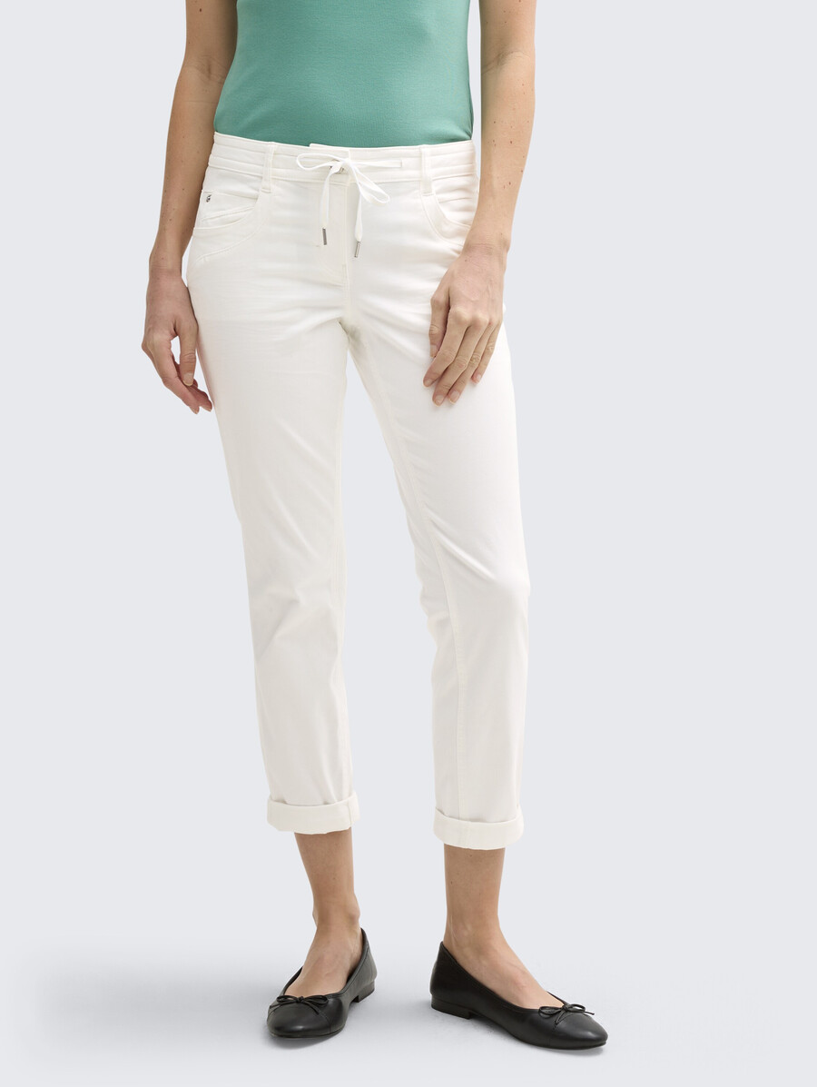 pantalones relajados y cónicos