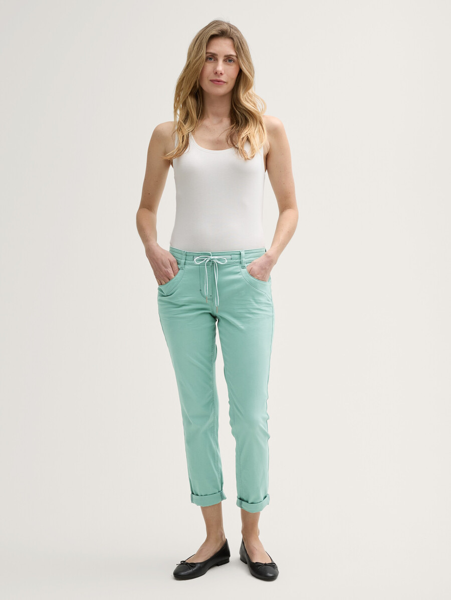 pantalones relajados y cónicos