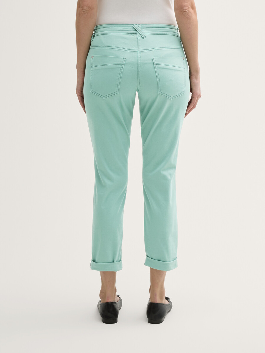 pantalones relajados y cónicos