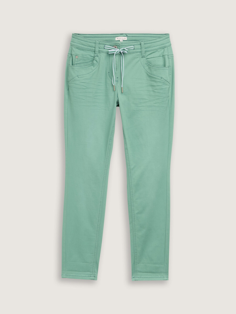 pantalones relajados y cónicos