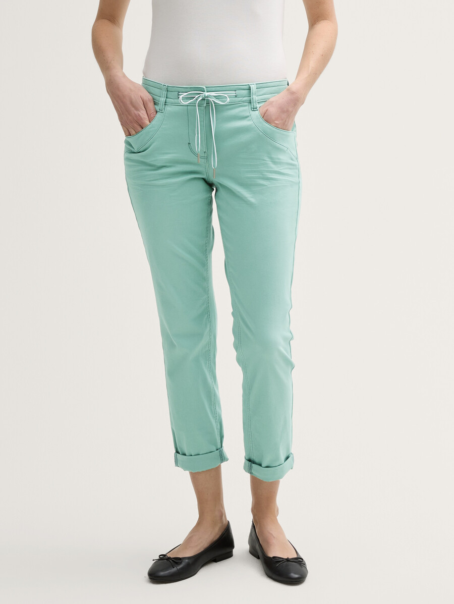 pantalones relajados y cónicos