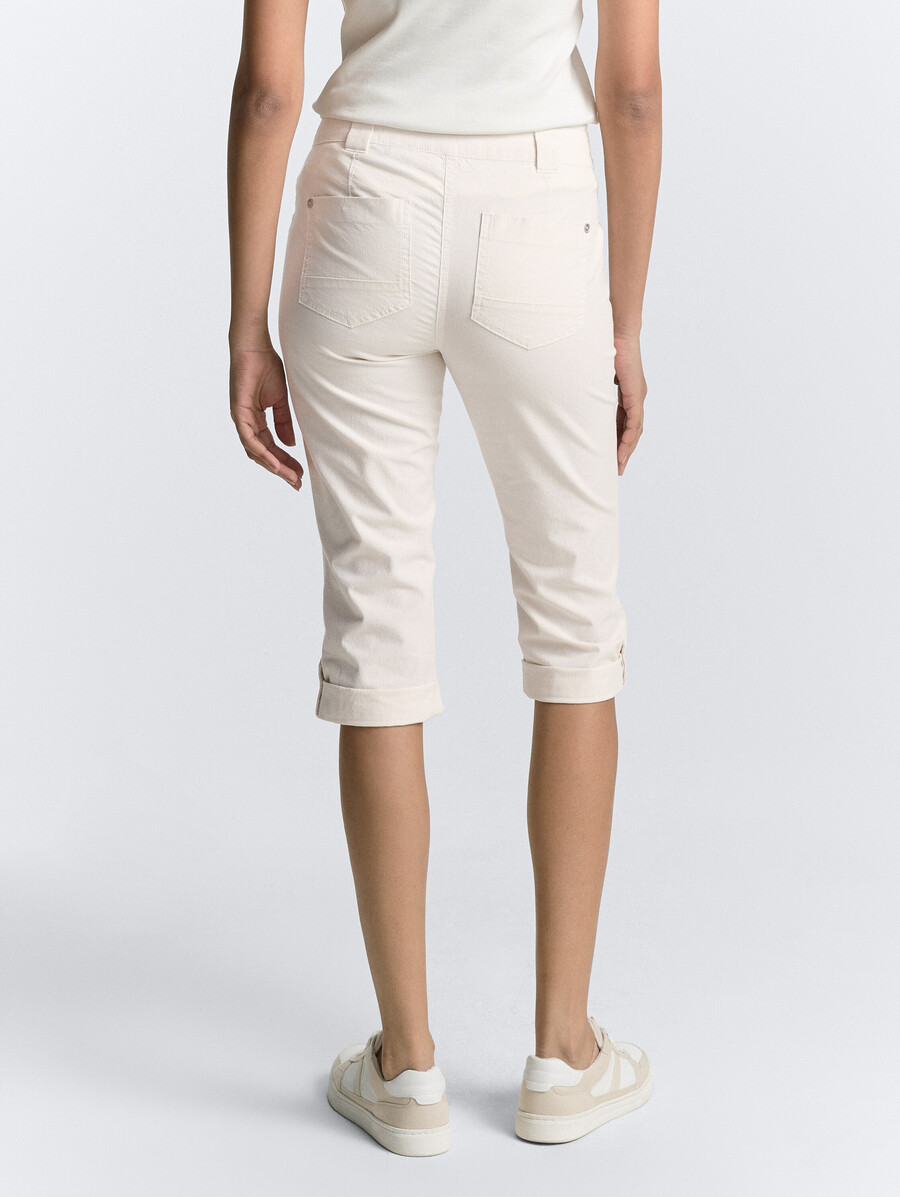 pantalones capri holgados y cónicos