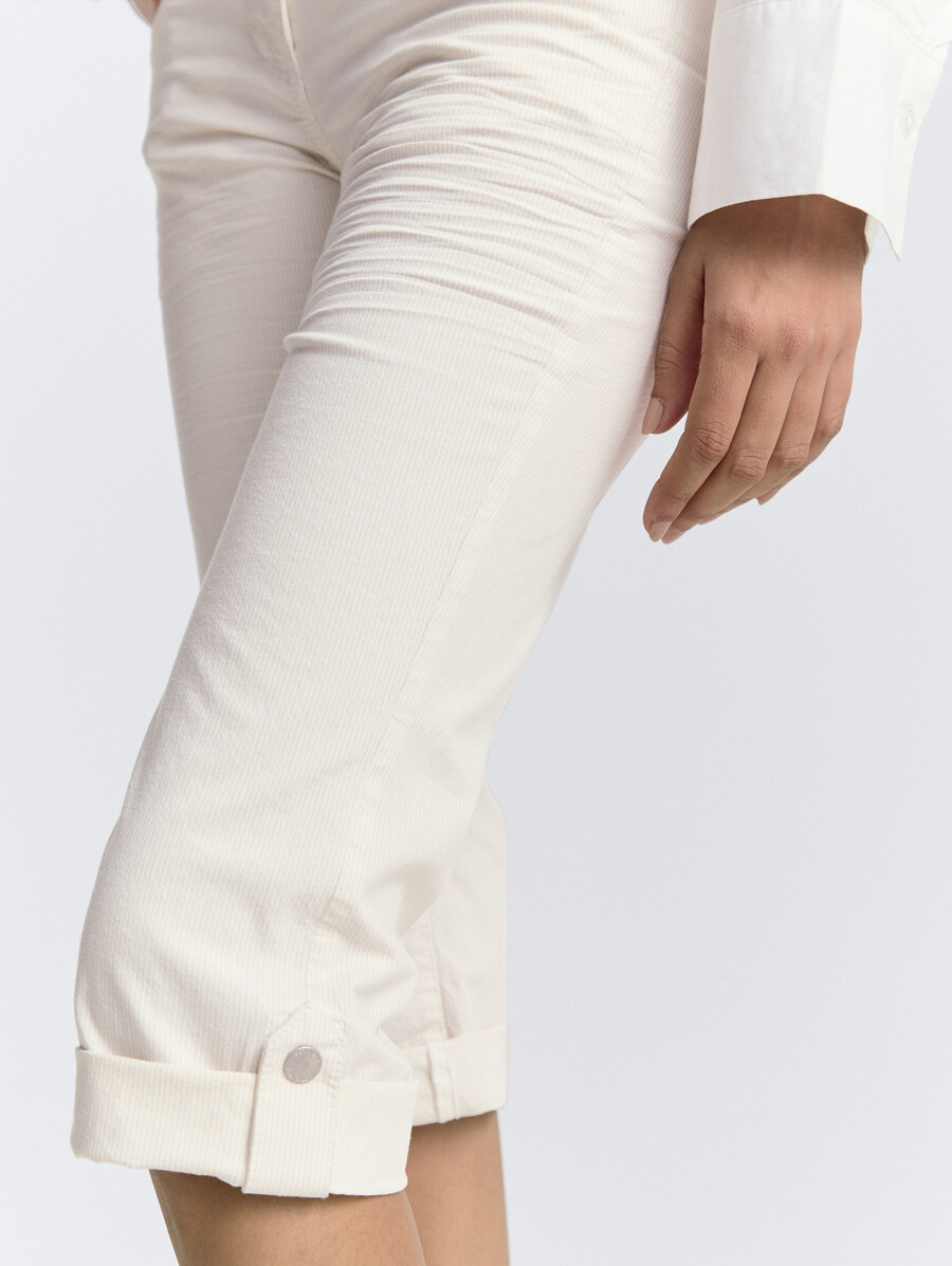pantalones capri holgados y cónicos