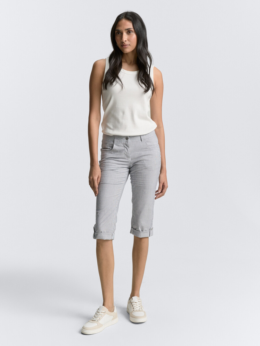 pantalones capri holgados y cónicos