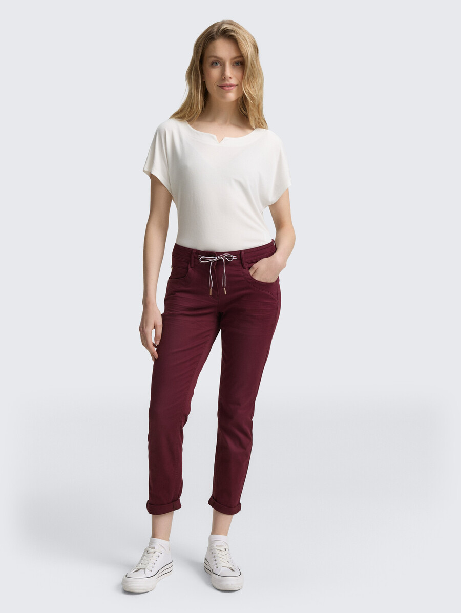 pantalones relajados y cónicos