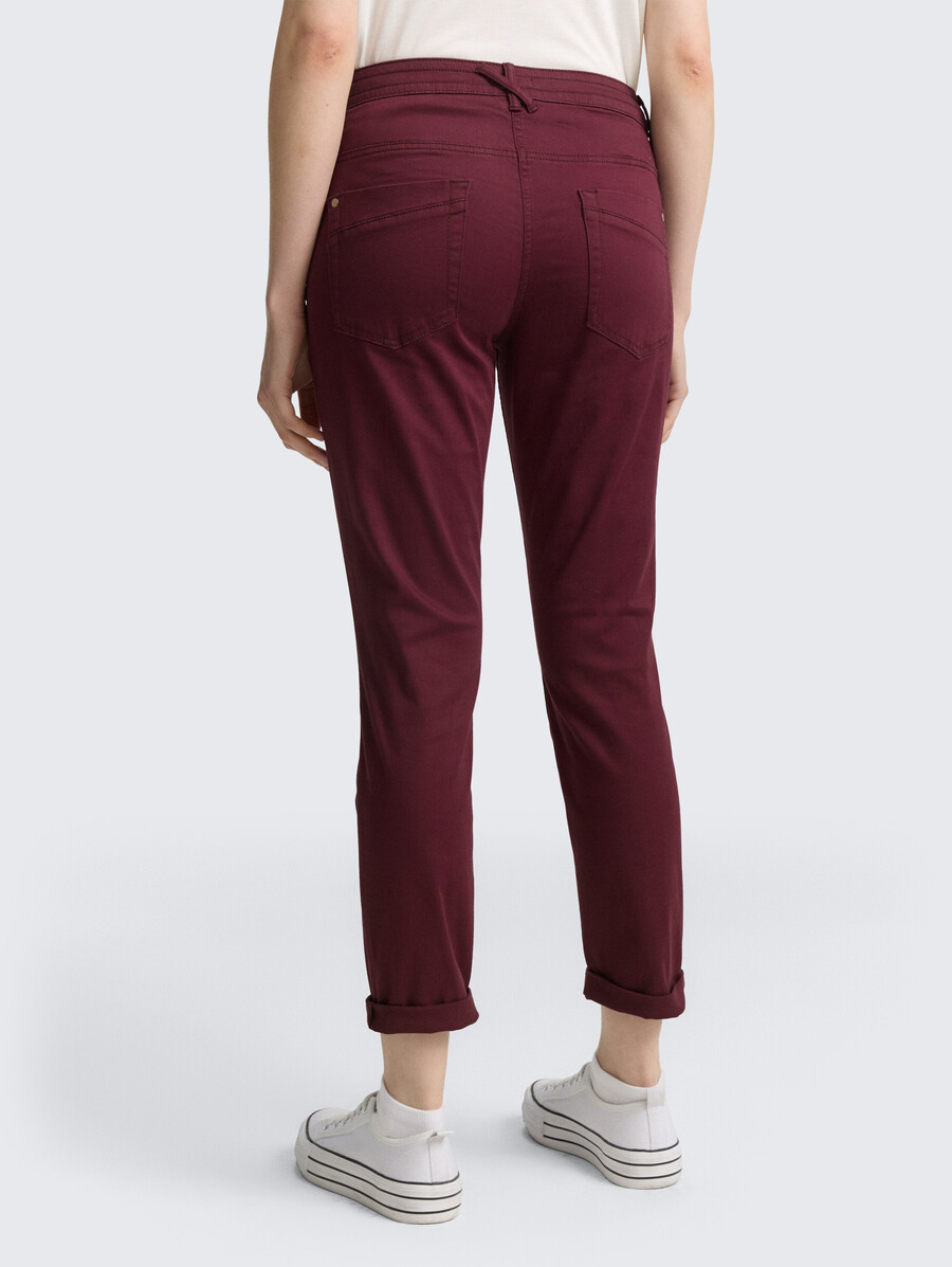 pantalones relajados y cónicos