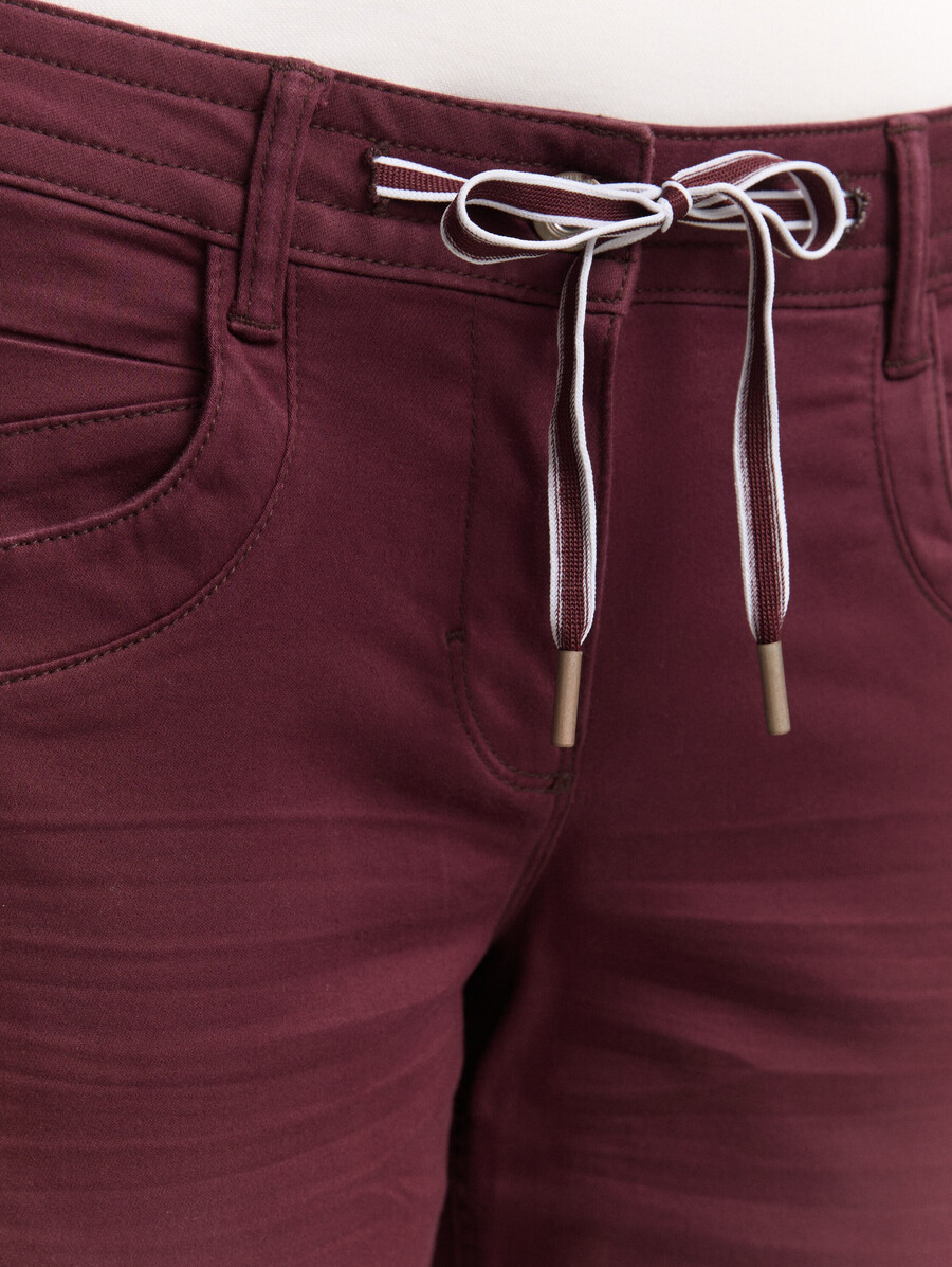 pantalones relajados y cónicos