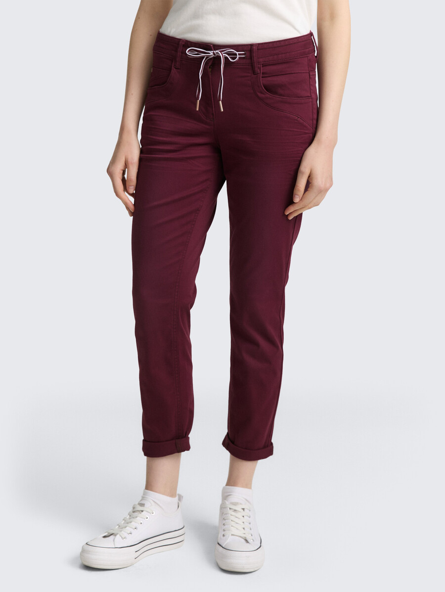 pantalones relajados y cónicos