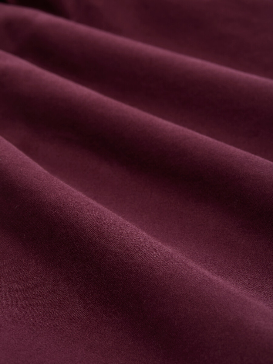 pantalones relajados y cónicos