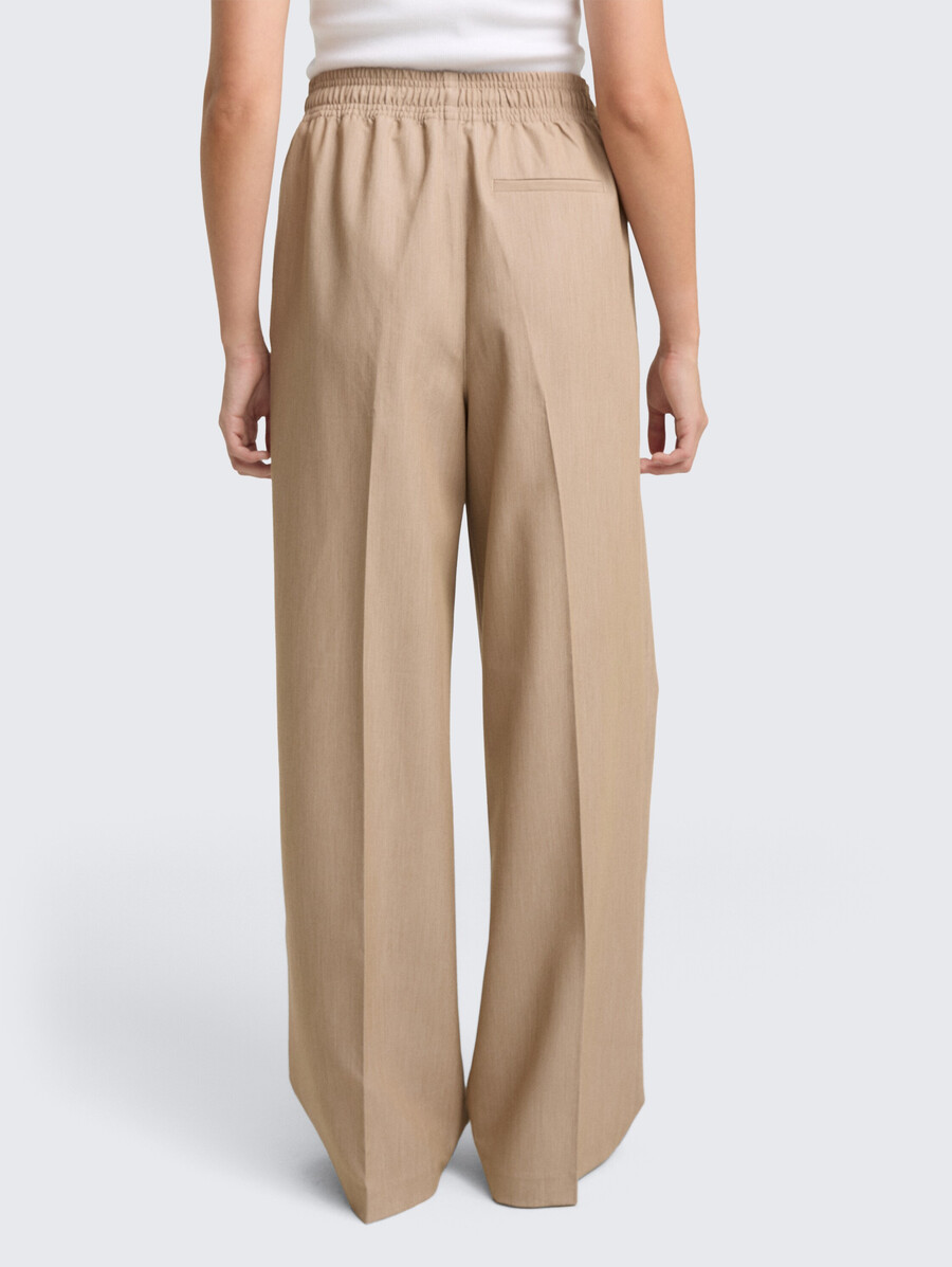 pantalones anchos con cordón