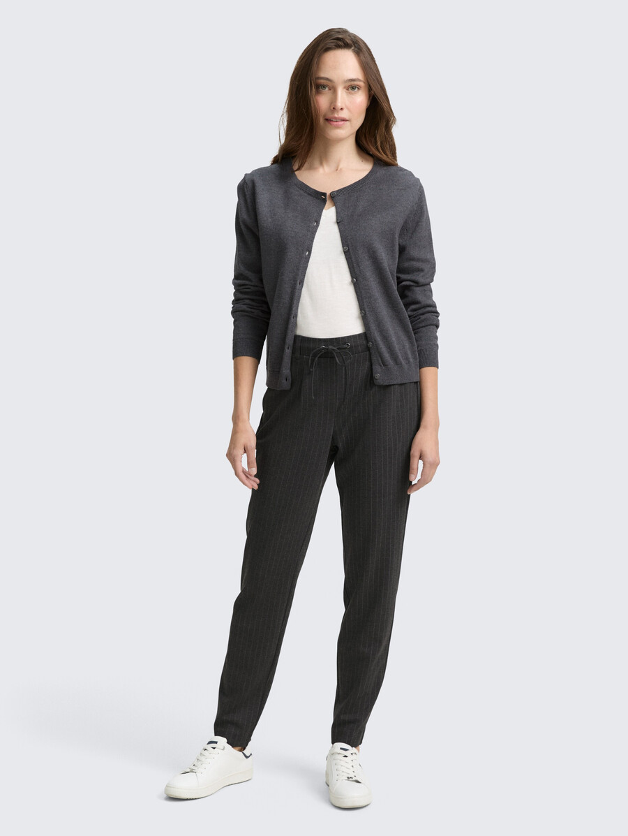 pantalones holgados con rayas diplomáticas