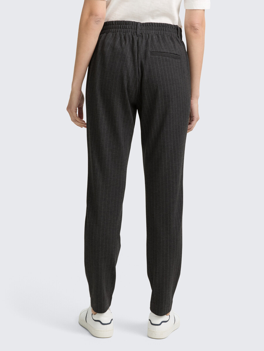 pantalones holgados con rayas diplomáticas