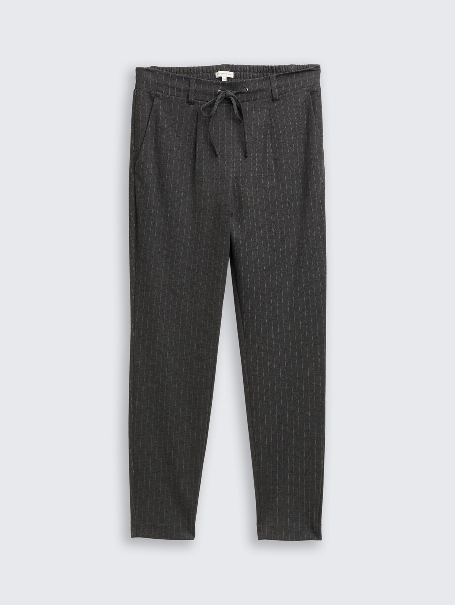 pantalones holgados con rayas diplomáticas