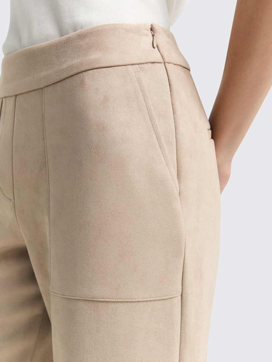 pantalones holgados con efecto ante