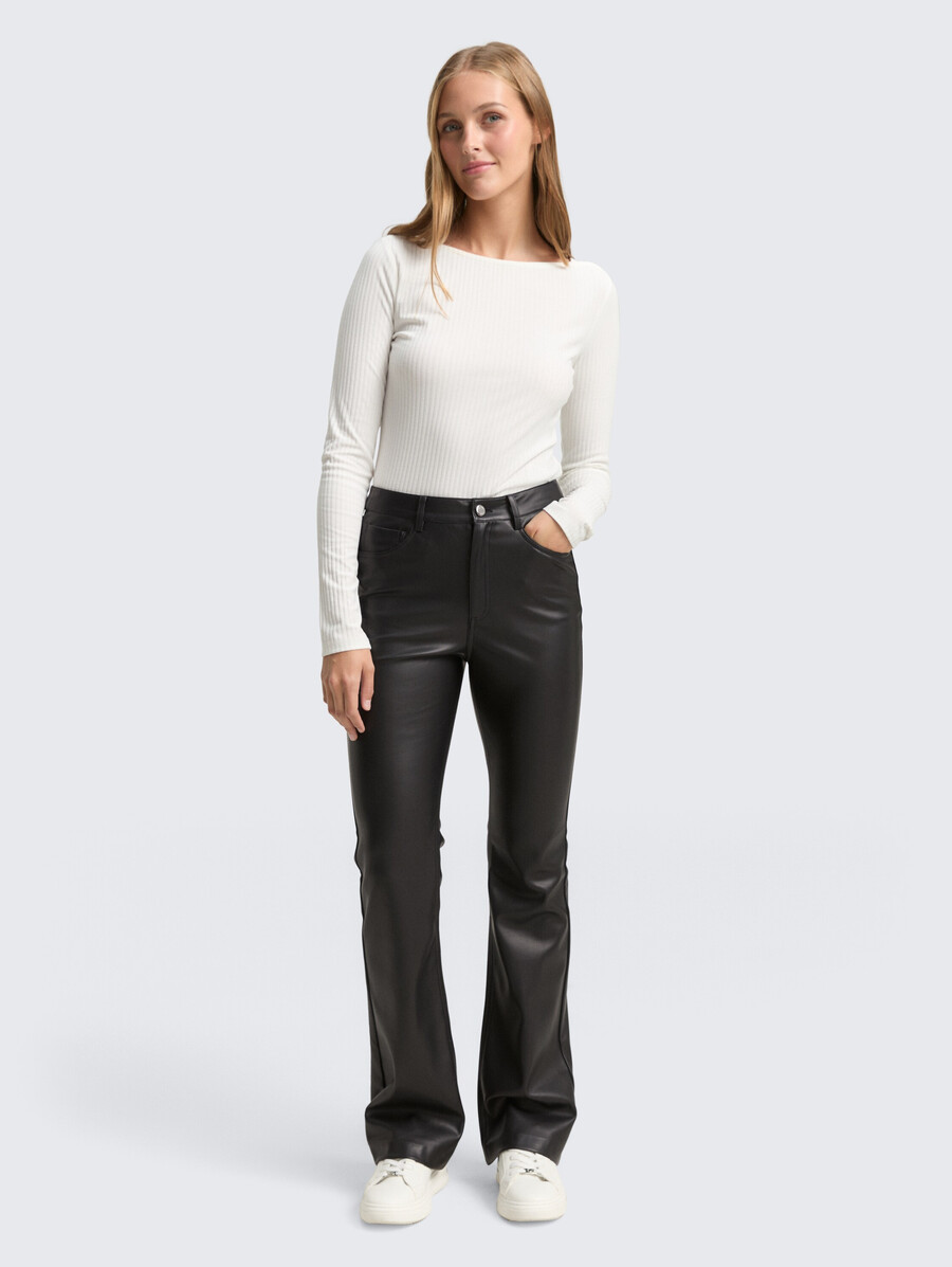 pantalones acampanados con efecto cuero