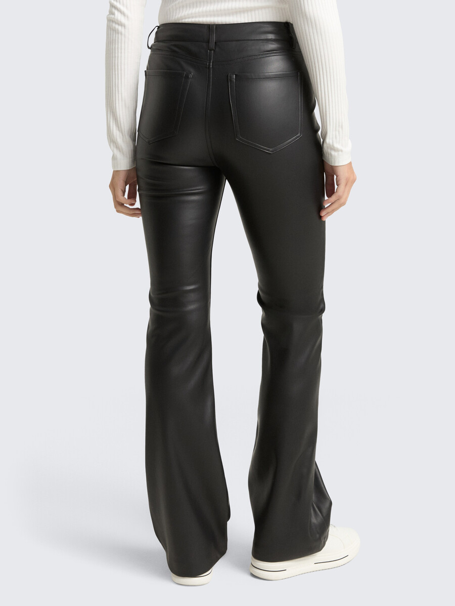pantalones acampanados con efecto cuero