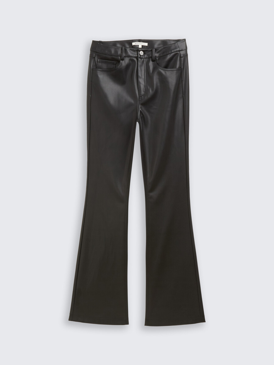 pantalones acampanados con efecto cuero
