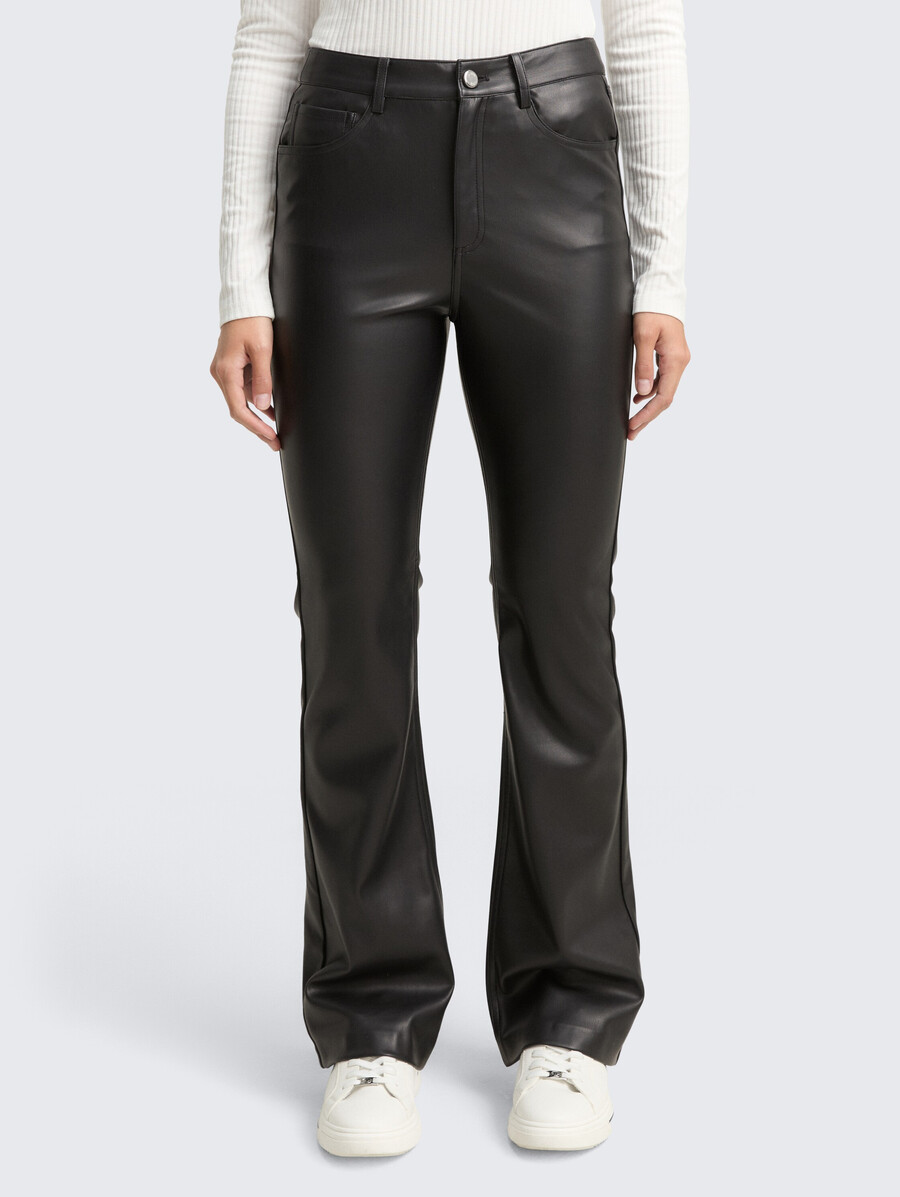 pantalones acampanados con efecto cuero