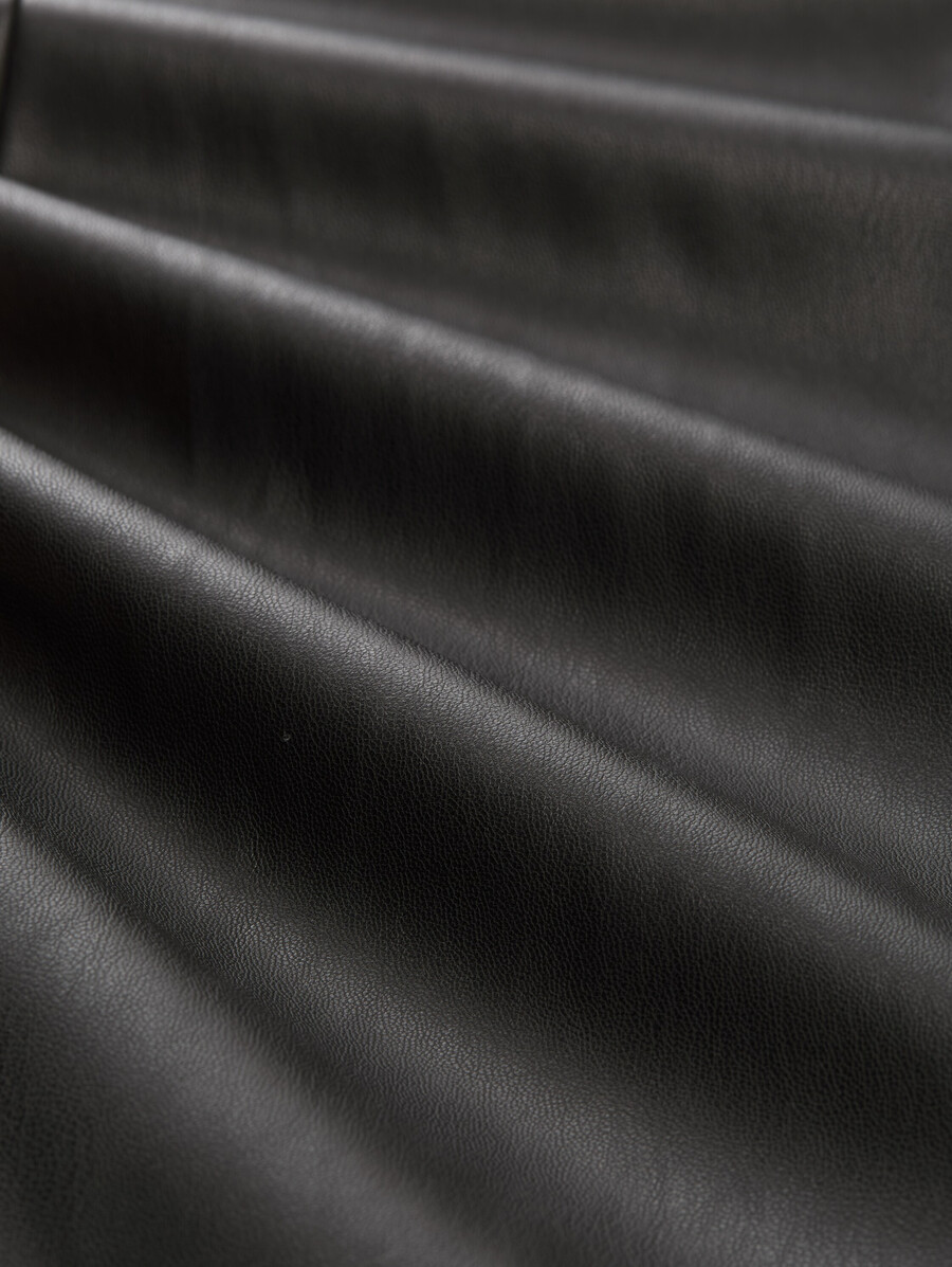 pantalones acampanados con efecto cuero
