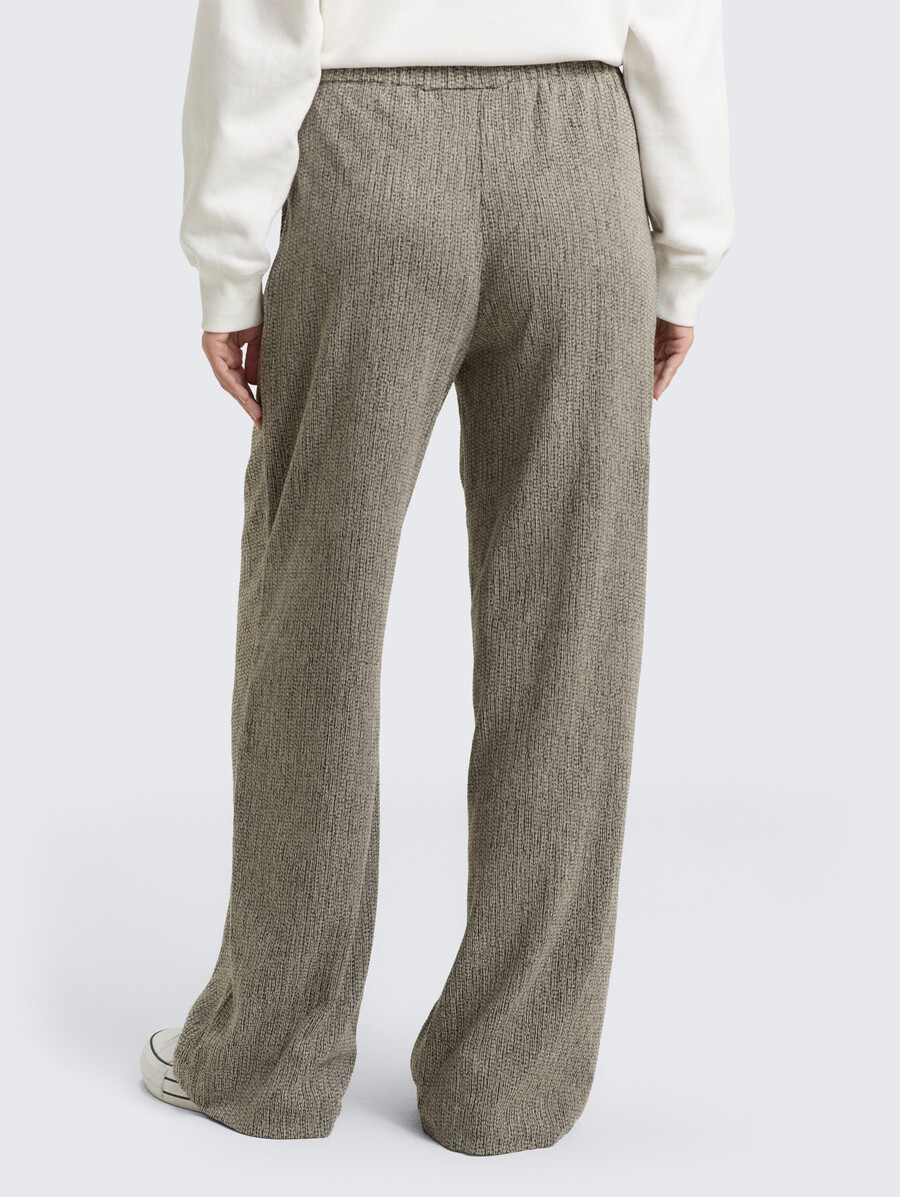 pantalones anchos y sueltos
