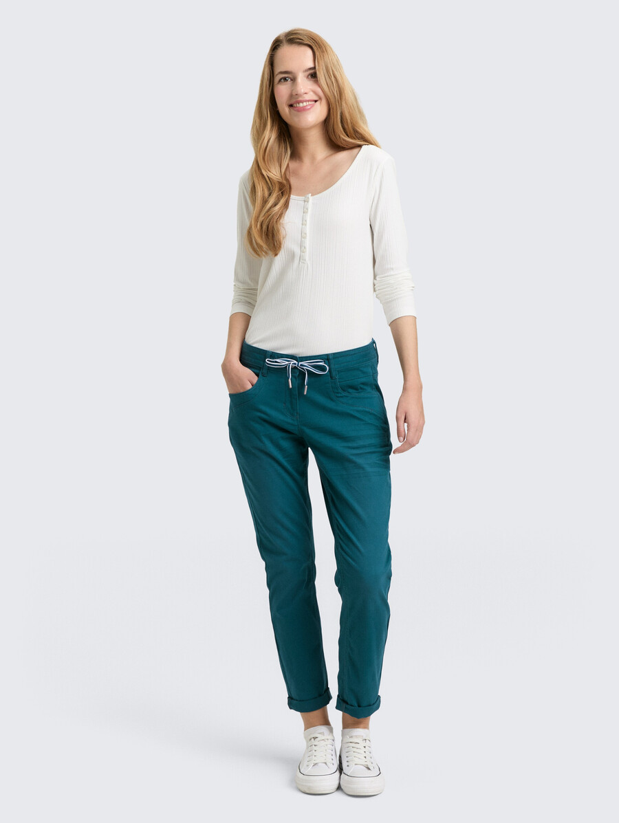 pantalones relajados y cónicos
