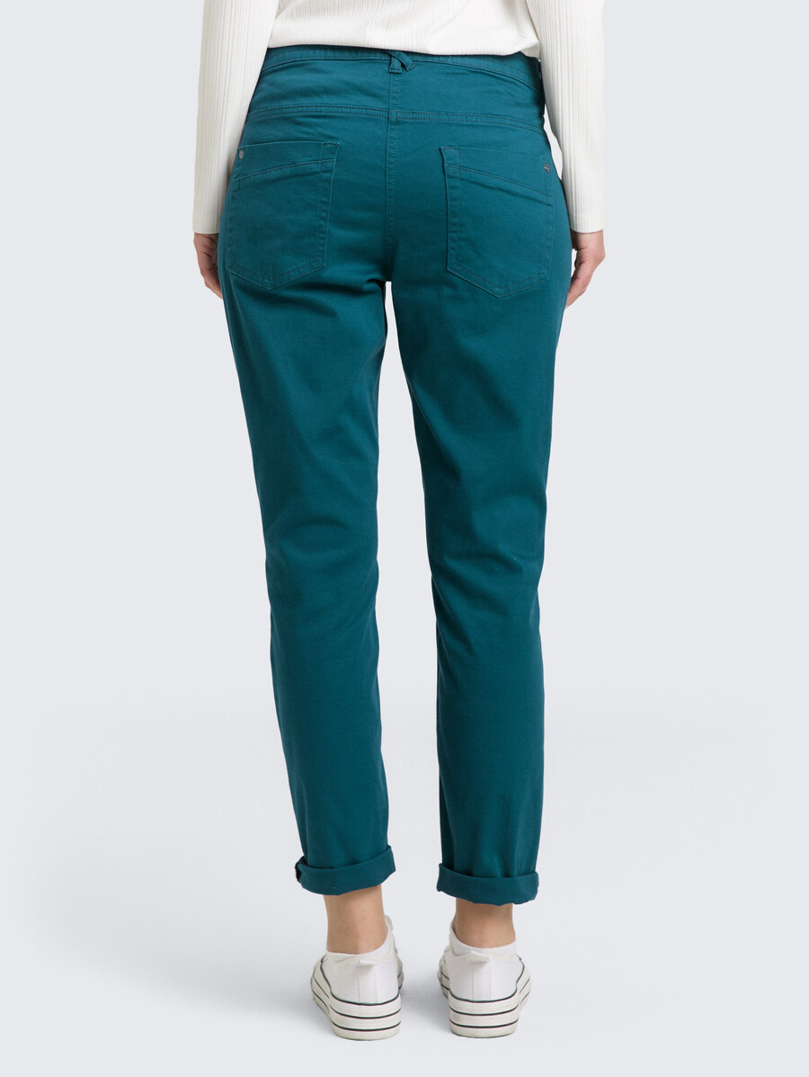 pantalones relajados y cónicos