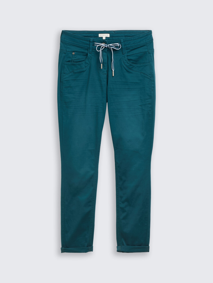 pantalones relajados y cónicos