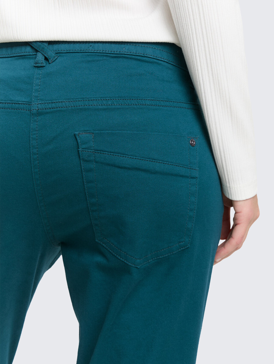 pantalones relajados y cónicos