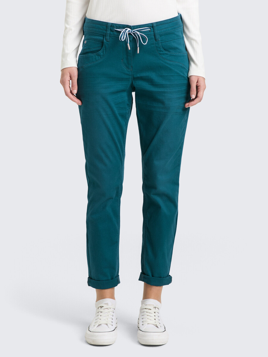 pantalones relajados y cónicos